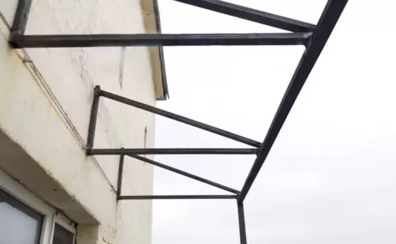 Установка опорно-стоечной крыши на балконе Установка опорно-стоечной крыши на балконе
