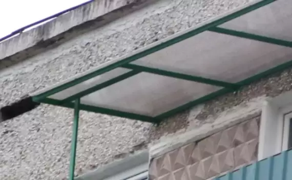 Установка опорно-стоечной крыши на балконе Установка опорно-стоечной крыши на балконе