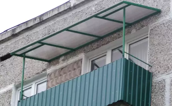 Установка опорно-стоечной крыши на балконе Установка опорно-стоечной крыши на балконе